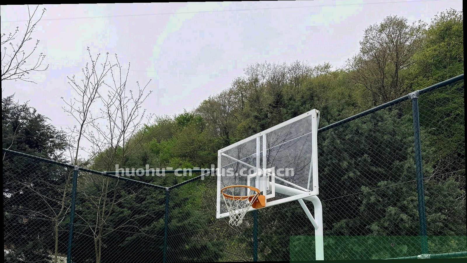 夜间体育场俯拍，灯光沿边线铺开，看台沉在暗部剪影里