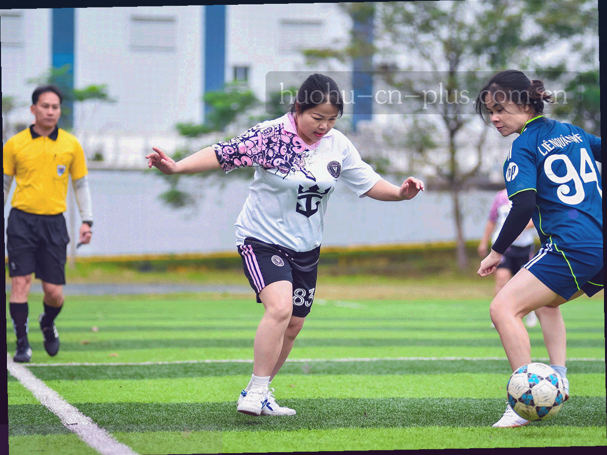 深色数据控制台界面局部，橙红与电光青高亮线条交错排列